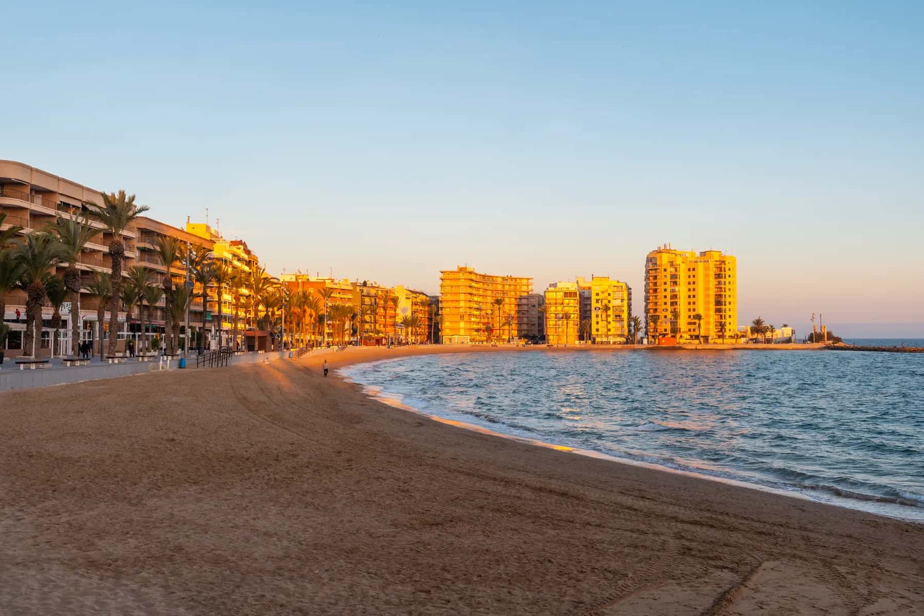 Stranden Playa del Cura i Torrevieja vid solnedgången